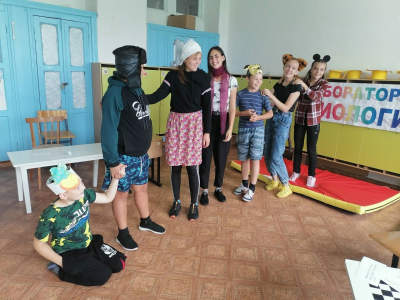 «Русская избушка на лесной опушке»