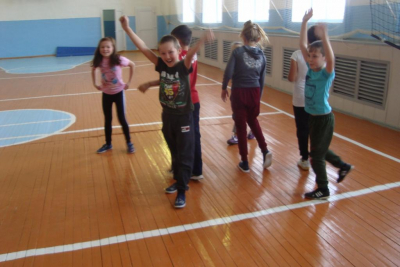 Подвижная игра «Веселые гонки»